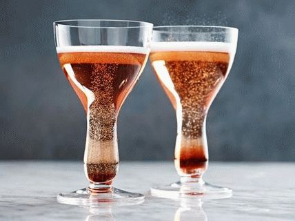 Cyrus Royal Cocktail mit Champagner und Likör