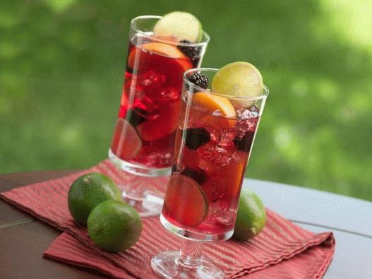 Sangria ist eine einfache und effektive Methode, Obst in Form eines Getränks zu verwenden.