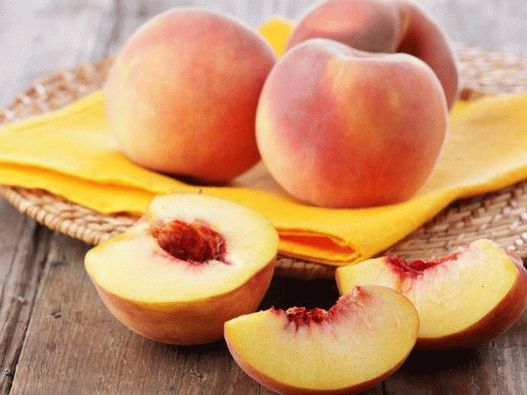 Pfirsiche - wenn diese samtigen Früchte reif sind, mit goldenem süßem Fruchtfleisch und blumigem Aroma - hacken und servieren