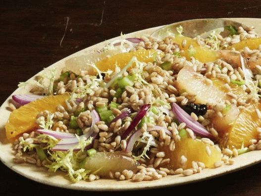 34. Salat mit Dinkel und Zitrusfrüchten.