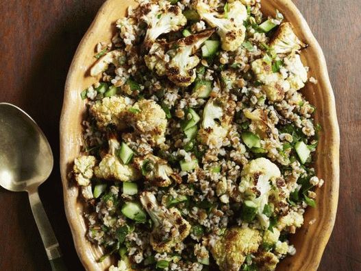 42. Bulgur mit gebackenem Blumenkohl.