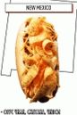 Hot Dog mit Chilisauce, Sauerrahm, Pommes