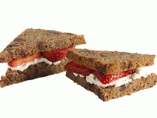 43. Sandwich mit Erdbeeren und Frischkäse