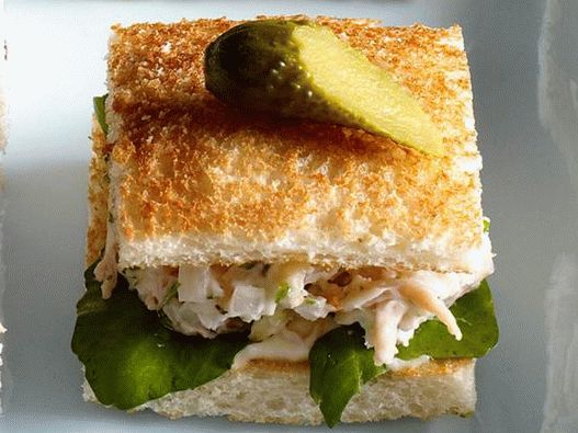 45. Sandwich mit Hühnersalat