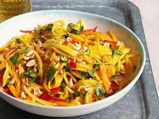 Kohlsalat mit Mango und Erdnüssen (Nr. 49)