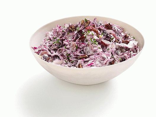 Salat mit Rotkohl, Trauben und Pekannüssen (Nr. 8)