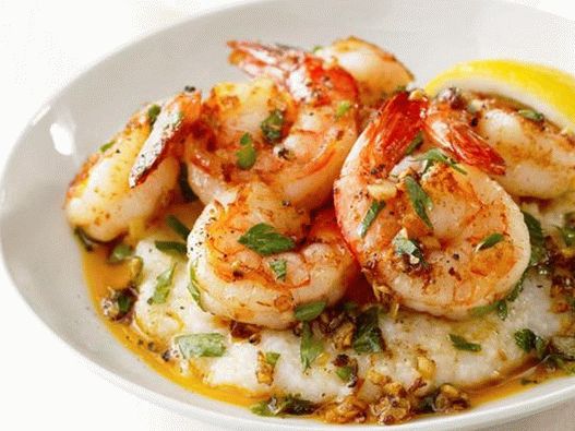 Nr. 26: Garnelen in Zitronen-Knoblauch-Sauce mit Maisgrießbrei Nr. 26: Garnelen in Zitronen-Knoblauch-Sauce mit Maisgrießbrei