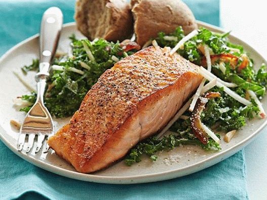 Nr. 47: Gebratener Lachs in einer Pfanne und Salat mit Äpfeln und Datteln Nr. 47: Gebratener Lachs in einer Pfanne und Salat mit Äpfeln und Datteln