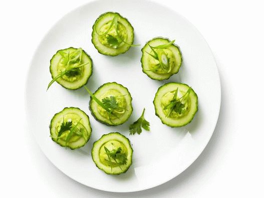 Gurkengläser mit scharfer Avocado