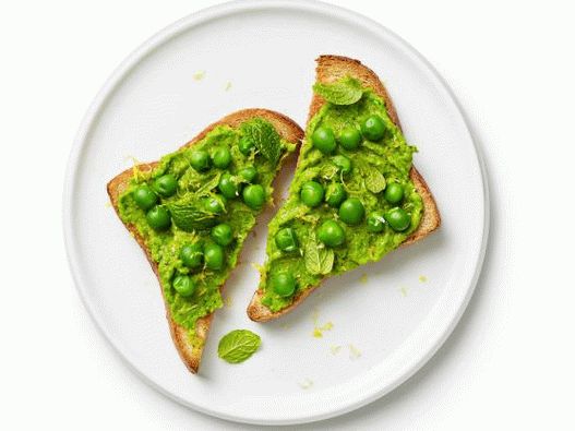 Toast mit Erbsen und Minze