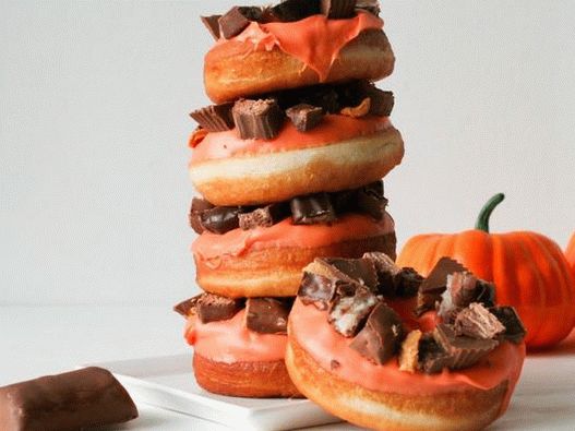 Fotogeschirr - Halloween Donuts mit Schokoriegeln