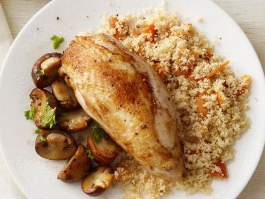 Gebackene Hähnchenbrust mit Pilzen und Couscous