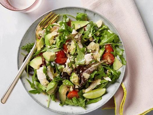 Grüner Salat mit Hähnchen, Avocado und Mais-Chips