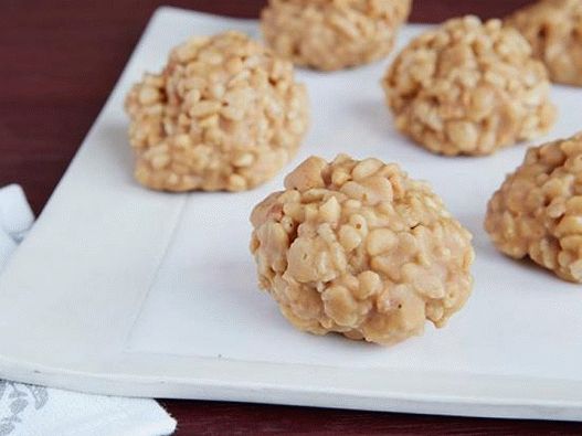Photo Peanut Balls of Puffed Rice