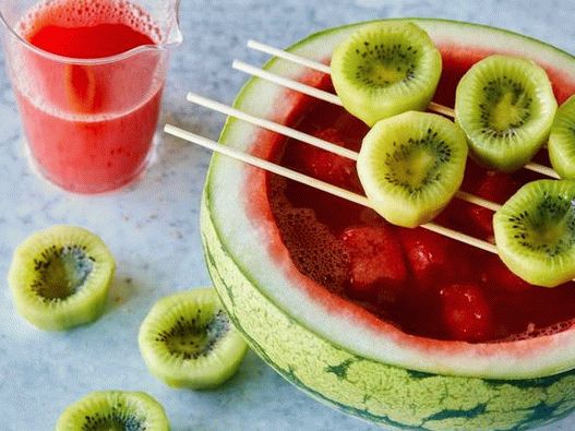 Foto Wassermelonenpunsch mit Limoncello mit einem Glas Kiwi