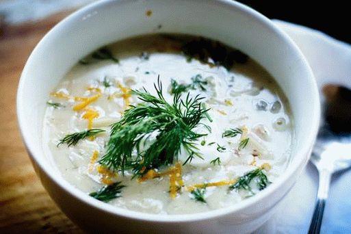 Foto von Avgolemono mit Orzopaste (griechische Hühnersuppe mit Ei-Zitronen-Dressing)