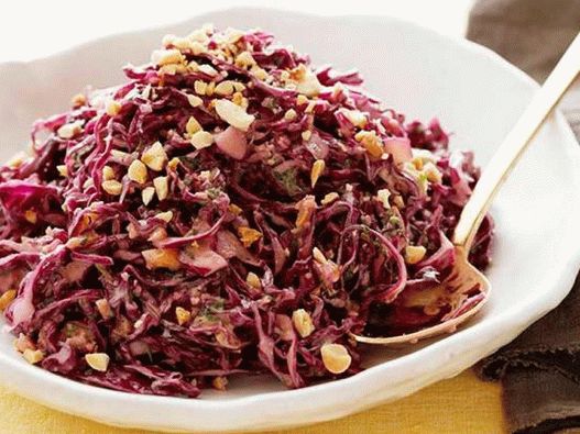 Foto asiatischer Rotkohlsalat mit Erdnüssen