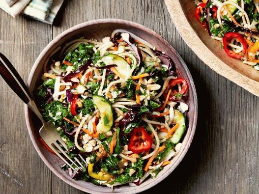 Foto asiatischer Salat mit Spaghetti
