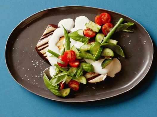 Foto von gegrillten Auberginen und grünem Bohnensalat