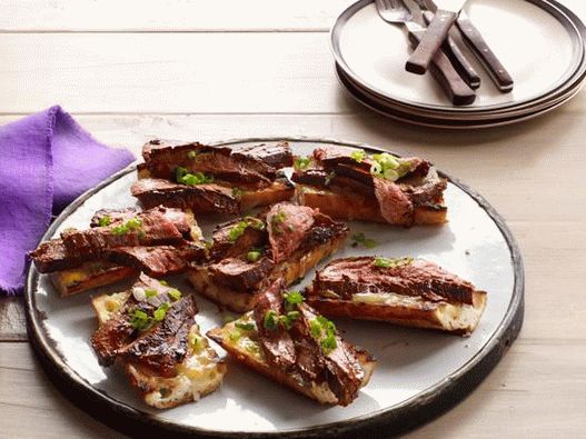 Foto von Beef Till Barbecue mit Balsamico-Sauce und Cheese Toast