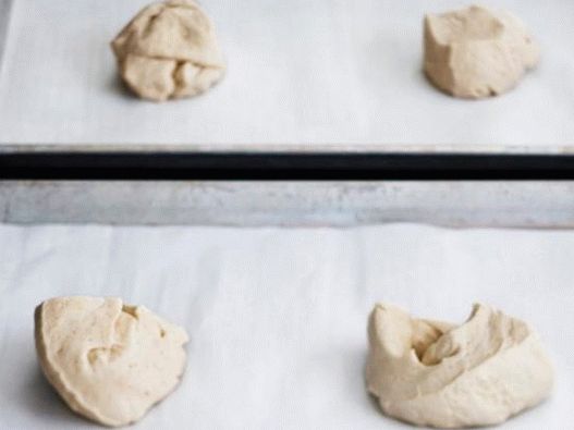 Den Teig auf Backbleche legen Den Teig auf Backbleche legen