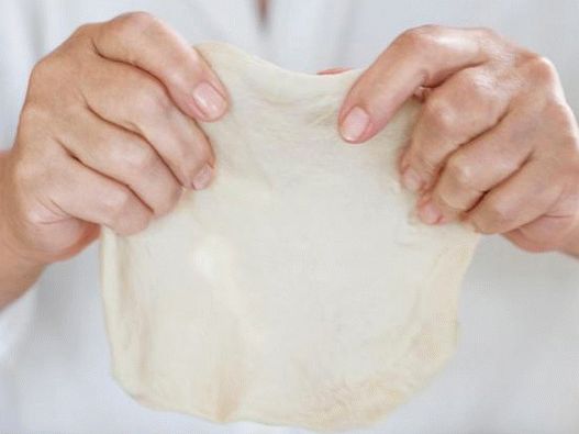 Dehnen Sie den Teig Dehnen Sie den Teig