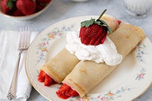 Photo Pancakes mit Erdbeeren und Vanille-Schlagsahne