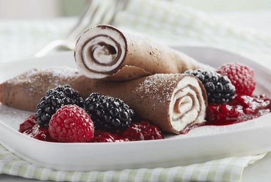 Foto-Pfannkuchen mit Orangen-Quark-Füllung und Beeren