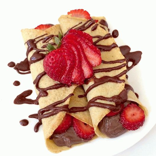 Photo Pancakes mit Schokoladenfüllung und Erdbeersauce