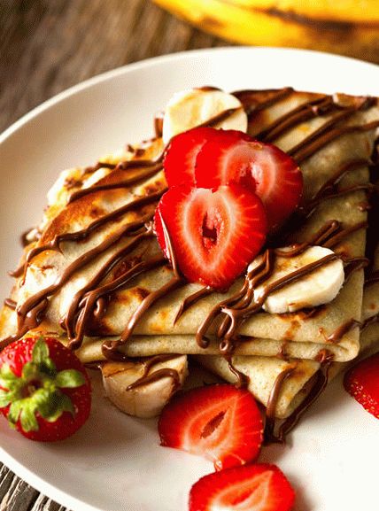 Photo Pancakes mit Schokoladenpaste und Erdbeeren