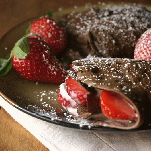 Photo Pancakes mit Schokolade, Erdbeeren und Karamellsauce