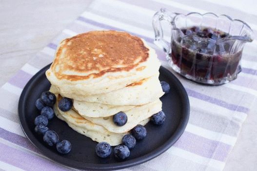 Photo Pancakes mit Ahornsirup und Beerensauce