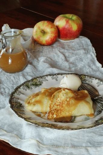 Photo Pancakes mit Kürbis-Apfel-Füllung und hausgemachtem Eis