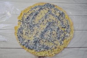 Pfannkuchenrolle mit Mohn