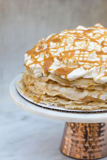 Photo Pancake-Torte mit Mascarpone, Karamell und Apfelsauce