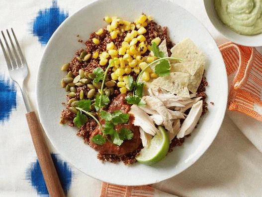 Foto von Quinoa, Hähnchen und Avocado-Sahne-Schüssel
