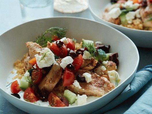 Photo Bowl mit Hähnchen und Couscous in einem Slow Cooker