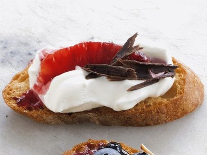 Foto von Bruschett mit Orangen und Schlagsahne