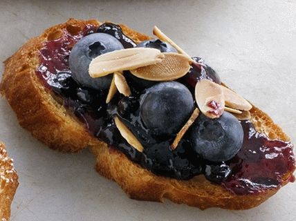 Foto von Bruschett mit Heidelbeeren und Mandeln