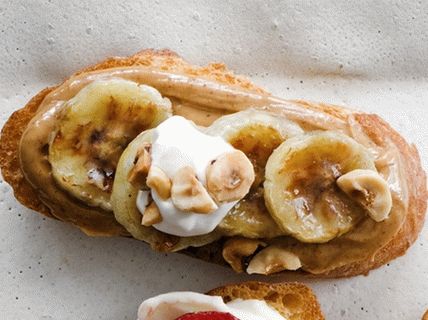 Foto von Bruschett mit Erdnussbutter und Bananen