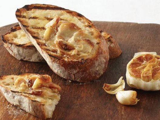 Foto von Bruschett mit gebackenem Knoblauch