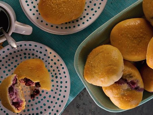 Foto Brötchen mit Quark und Beeren