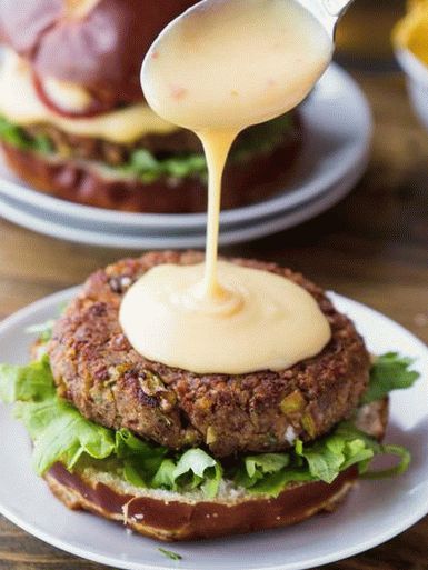 Foto von einem Santa Fe Style Burger mit Käsesauce