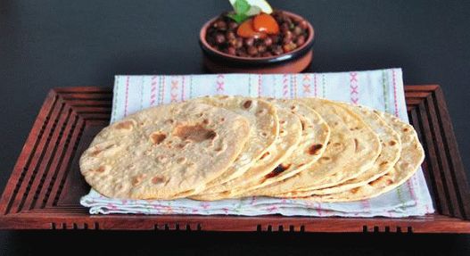 Foto von Chapati - Indische Vollkorn-Mehl-Tortillas in einer Pfanne