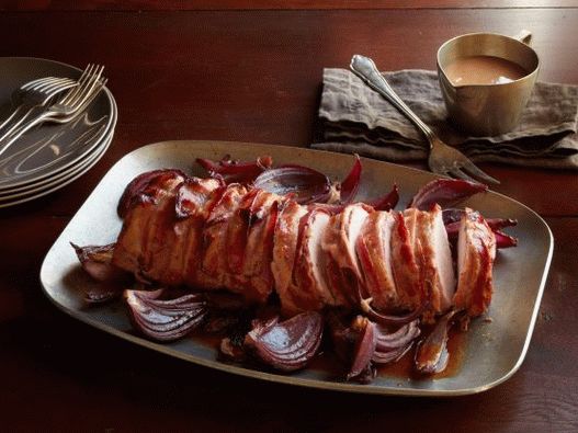 Schweinefleisch in Brombeermarinade im Speckmantel