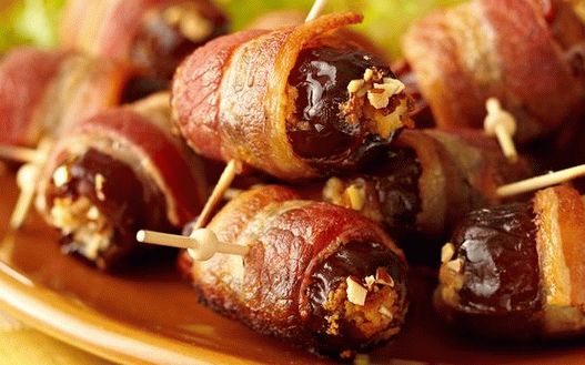 Datteln mit Mandeln gefüllt und mit Speck umwickelt