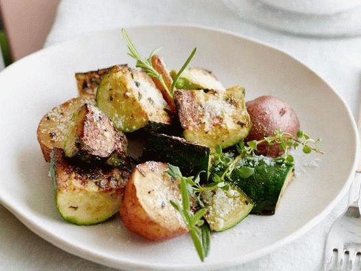 Foto von Zucchini und Kartoffeln mit Käse unter dem Grill gebacken