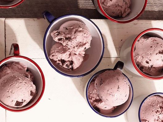Photo Hausgemachtes Eis mit Brombeeren und Schokolade