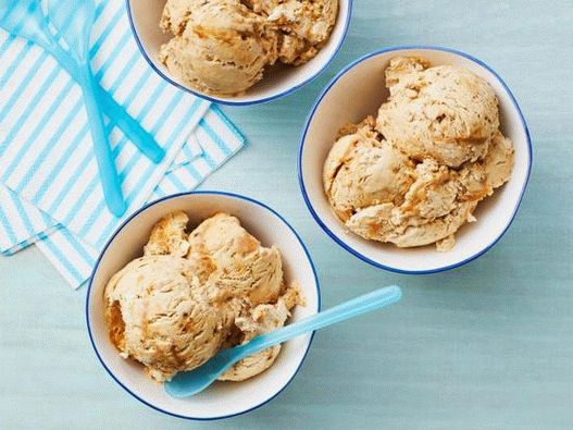 Photo Hausgemachtes Eis mit Irisscheiben und Kondensmilch