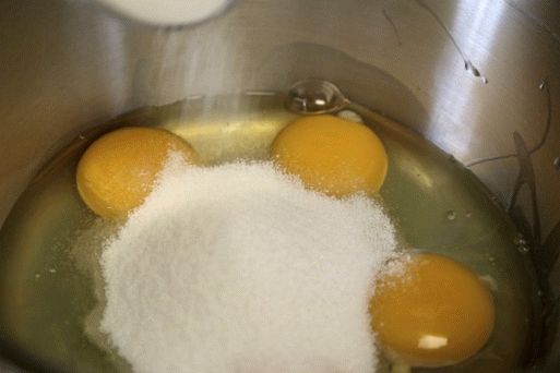 Eier mit Zucker schaumig schlagen